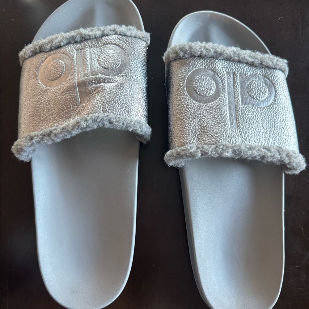Alo yoga gray slides
